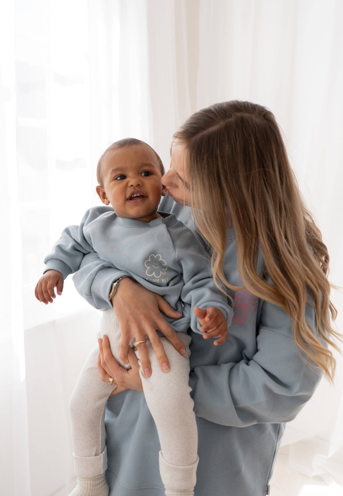 Für den perfekten Mama-Kind-Look! Das weiche hellblaue Sweatshirt der exklusiven Mini & Me Edition ist wunderbar bequem und ein echter Hingucker.