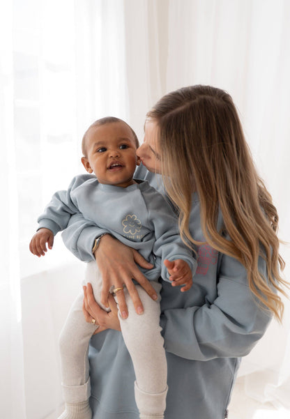 Für den perfekten Mama-Kind-Look! Das weiche hellblaue Sweatshirt der exklusiven Mini & Me Edition ist wunderbar bequem und ein echter Hingucker.