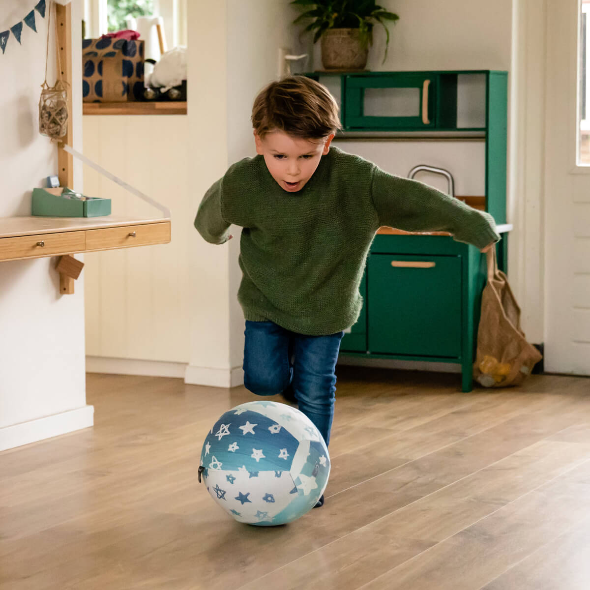Der unkaputtbare Ball für drinnen! Verwandelt jeden Luftballon in einen babysicheren, federleichten Spielball. Ideal als kleines Geschenk.
