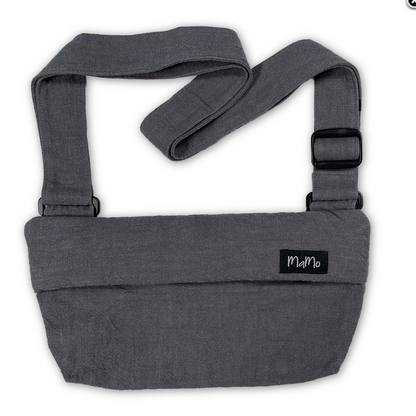 Hände frei und kein störender Rucksack! Die praktische Tasche für den MaMo Bauchgurt hält Schlüssel, Smartphone und Geld beim Spaziergang stets sicher griffbereit.