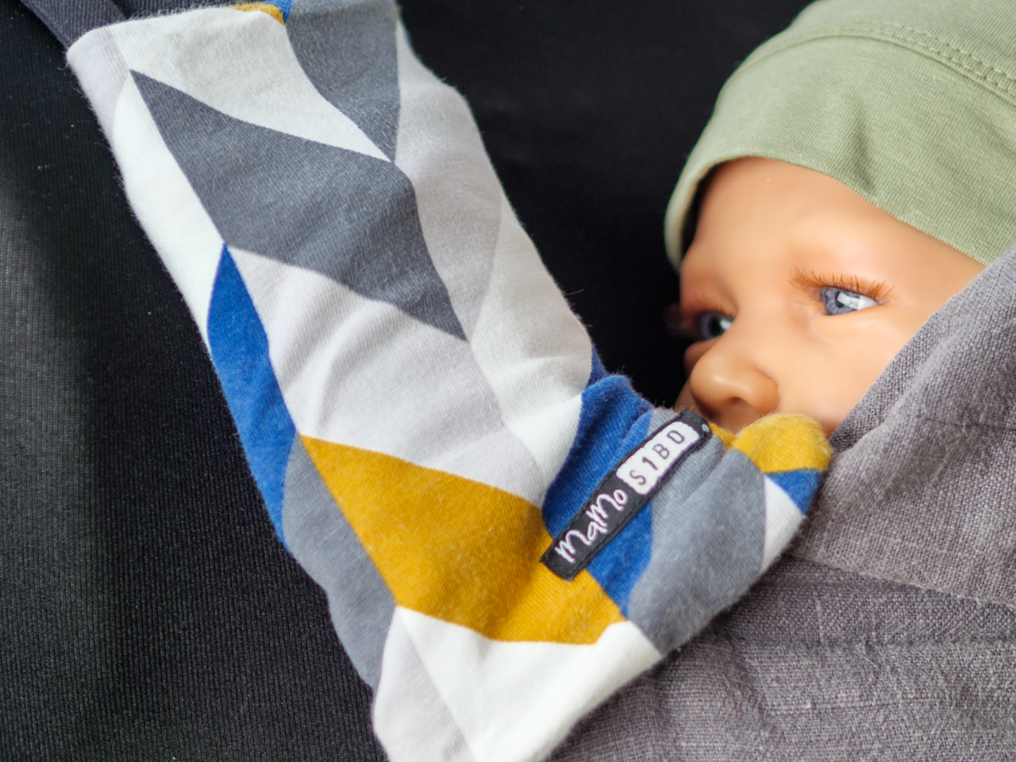 Schütze die Schulterträger deiner MaMo Babytrage in der oralen Phase! Der saugstarke Gurtschoner aus Bio-Baumwolle fängt Speichel auf und ist leicht waschbar.