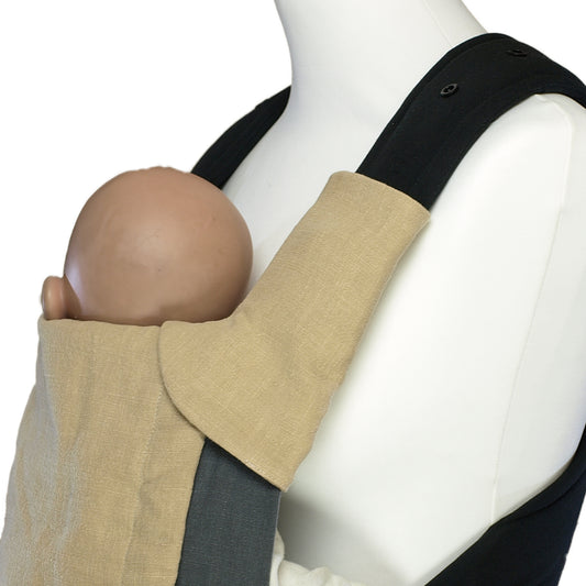Schütze die Schulterträger deiner MaMo Babytrage in der oralen Phase! Der saugstarke Gurtschoner aus Bio-Baumwolle fängt Speichel auf und ist leicht waschbar.
