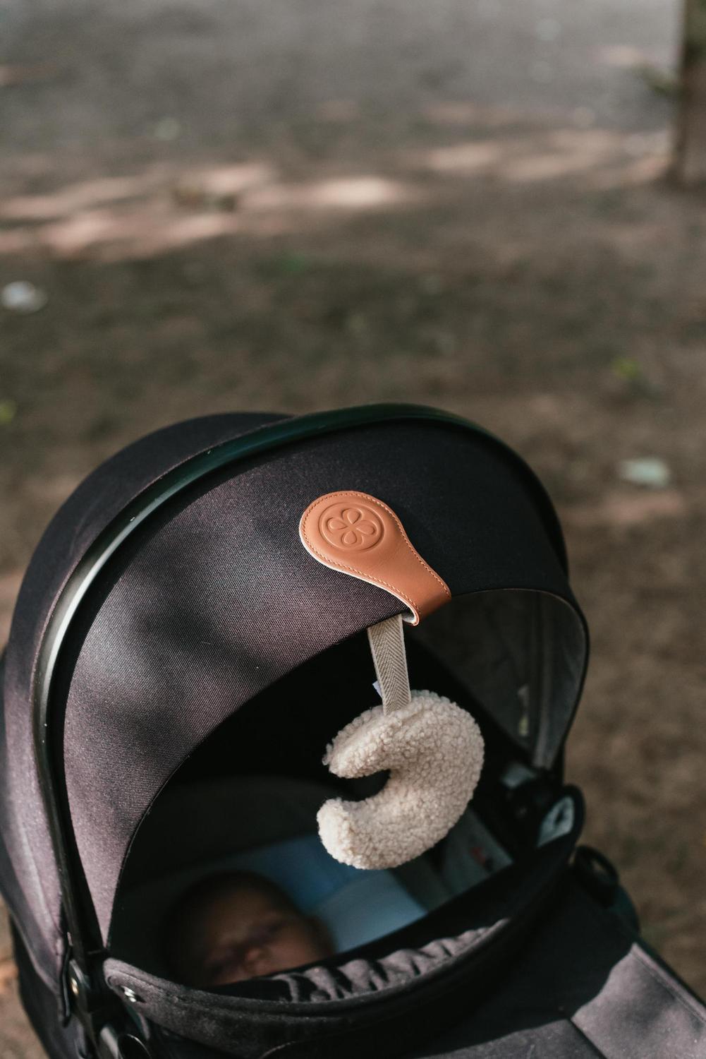 Der stylische Alltagshelfer! Die starken Magnetclips fixieren Mulltücher, Spielzeug oder Schnuller sicher am Kinderwagen und an der Babytrage.