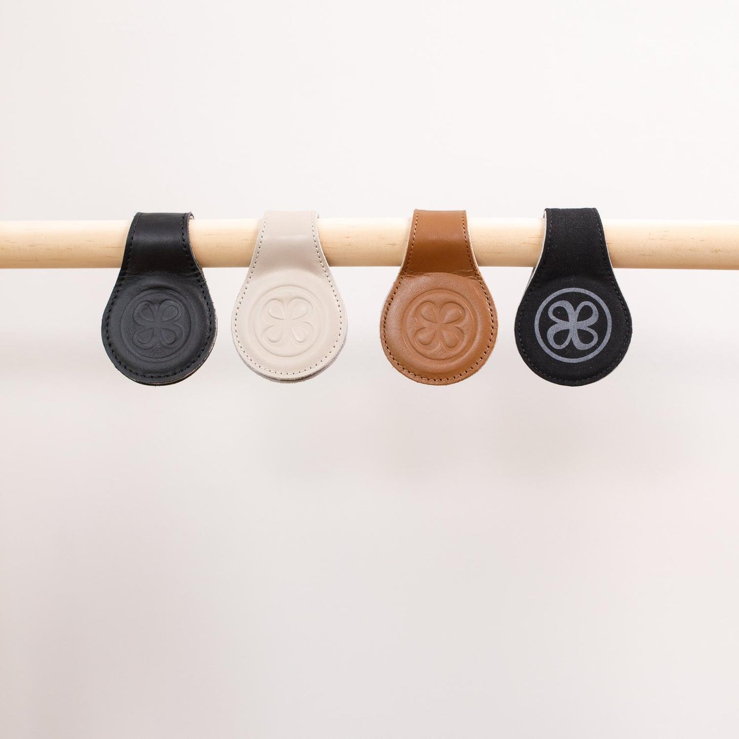 Der stylische Alltagshelfer! Die starken Magnetclips fixieren Mulltücher, Spielzeug oder Schnuller sicher am Kinderwagen und an der Babytrage.