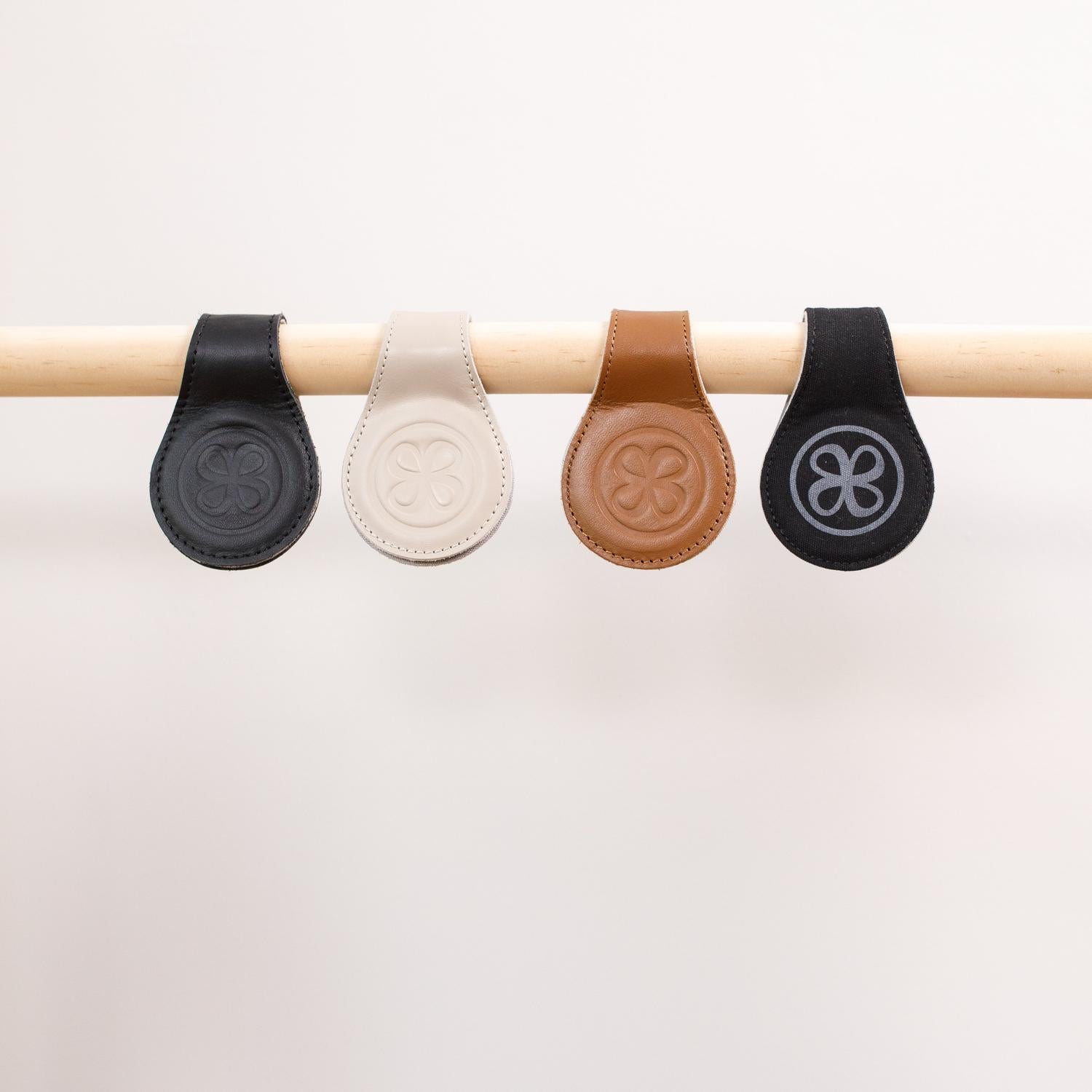 Der stylische Alltagshelfer! Die starken Magnetclips fixieren Mulltücher, Spielzeug oder Schnuller sicher am Kinderwagen und an der Babytrage.