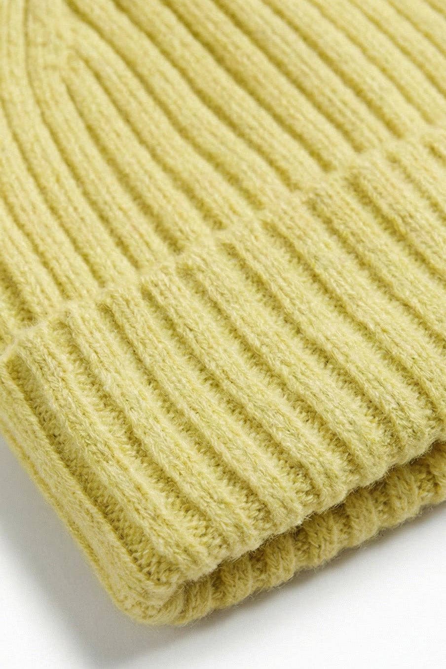 Skandinavische Wärme für kleine Köpfchen. Die temperaturausgleichende und absolut kratzfreie Strickmütze aus feinster Merinowolle mit Bindebändern.