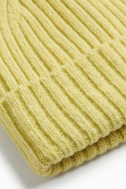 Skandinavische Wärme für kleine Köpfchen. Die temperaturausgleichende und absolut kratzfreie Strickmütze aus feinster Merinowolle mit Bindebändern.
