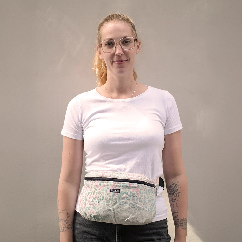 Der praktische Begleiter im Trage-Alltag! Die stylische Halbmond-Tasche bietet genügend Platz für Schlüssel, Handy und kleine Essentials, ohne zu stören.