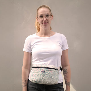 Der praktische Begleiter im Trage-Alltag! Die stylische Halbmond-Tasche bietet genügend Platz für Schlüssel, Handy und kleine Essentials, ohne zu stören.