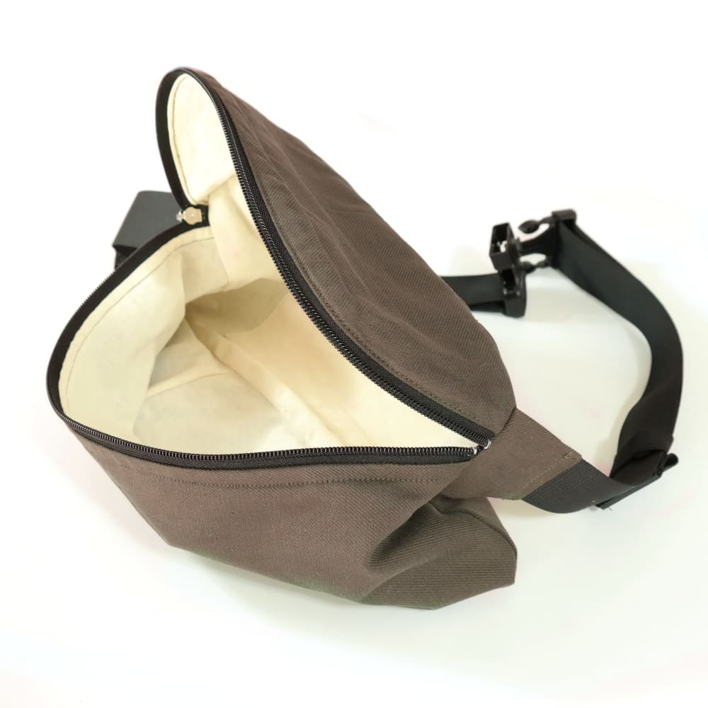 Der praktische Begleiter im Trage-Alltag! Die stylische Halbmond-Tasche bietet genügend Platz für Schlüssel, Handy und kleine Essentials, ohne zu stören.