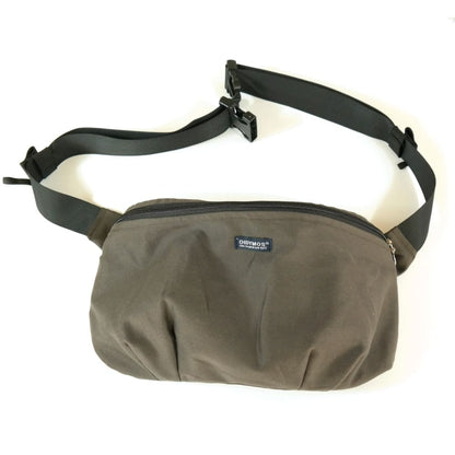 Der praktische Begleiter im Trage-Alltag! Die stylische Halbmond-Tasche bietet genügend Platz für Schlüssel, Handy und kleine Essentials, ohne zu stören.