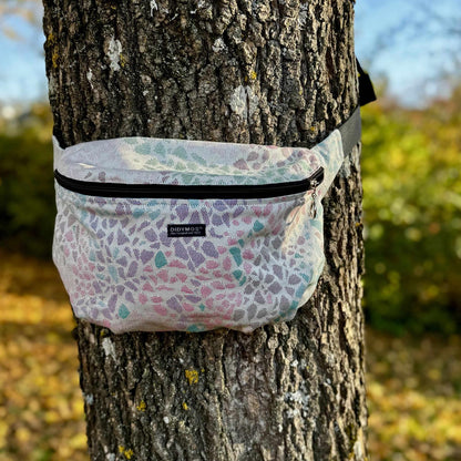Der praktische Begleiter im Trage-Alltag! Die stylische Halbmond-Tasche bietet genügend Platz für Schlüssel, Handy und kleine Essentials, ohne zu stören.