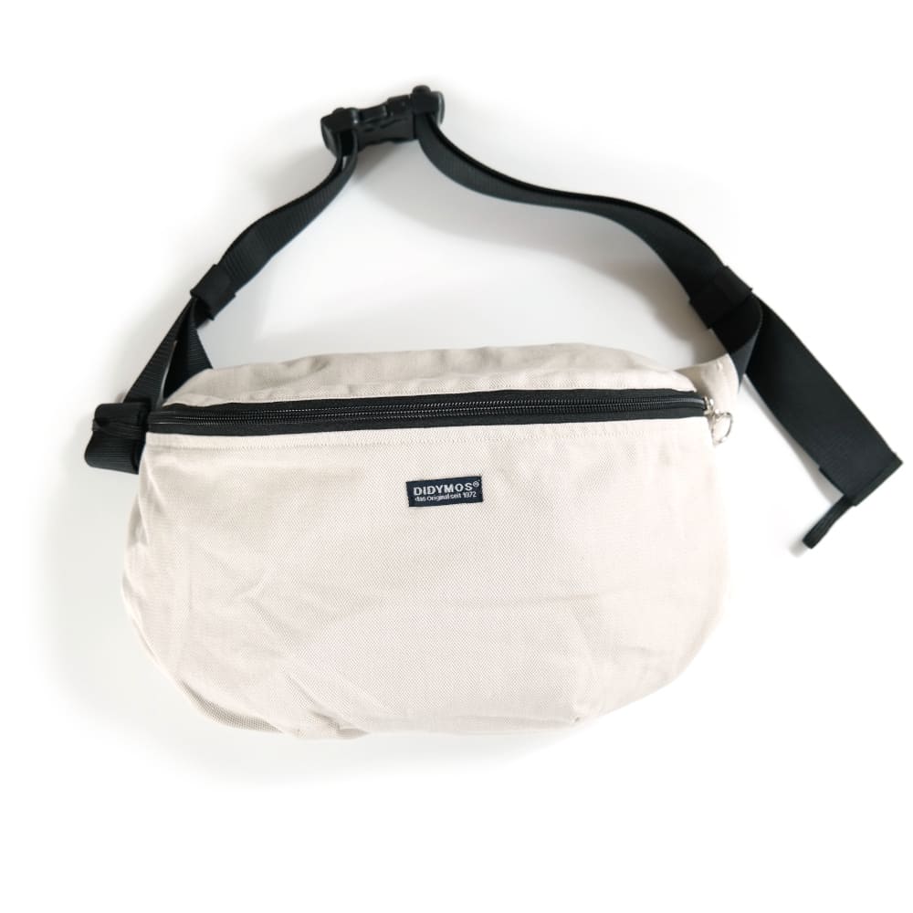 Der praktische Begleiter im Trage-Alltag! Die stylische Halbmond-Tasche bietet genügend Platz für Schlüssel, Handy und kleine Essentials, ohne zu stören.