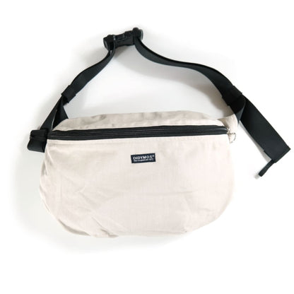 Der praktische Begleiter im Trage-Alltag! Die stylische Halbmond-Tasche bietet genügend Platz für Schlüssel, Handy und kleine Essentials, ohne zu stören.