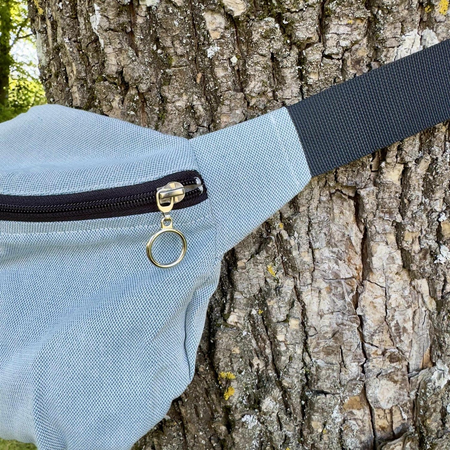 Der praktische Begleiter im Trage-Alltag! Die stylische Halbmond-Tasche bietet genügend Platz für Schlüssel, Handy und kleine Essentials, ohne zu stören.