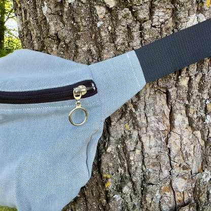Der praktische Begleiter im Trage-Alltag! Die stylische Halbmond-Tasche bietet genügend Platz für Schlüssel, Handy und kleine Essentials, ohne zu stören.