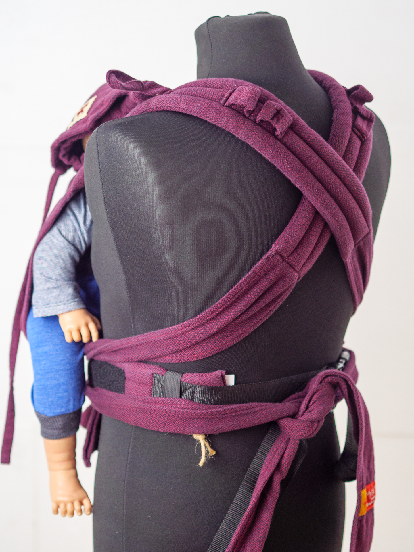 Die perfekte Verbindung aus Tragetuch und Komfort. Die MySol Halfbuckle bietet einen praktischen Schnallenhüftgurt und anschmiegsame Bindeträger.