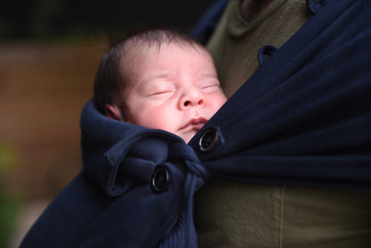 Der sanfteste Start ins Leben! Die extrem weiche und elastische Neko Tiny Babytrage ist speziell für zierliche Neugeborene, Frühchen und Zwillinge ab 2,5 kg konzipiert.