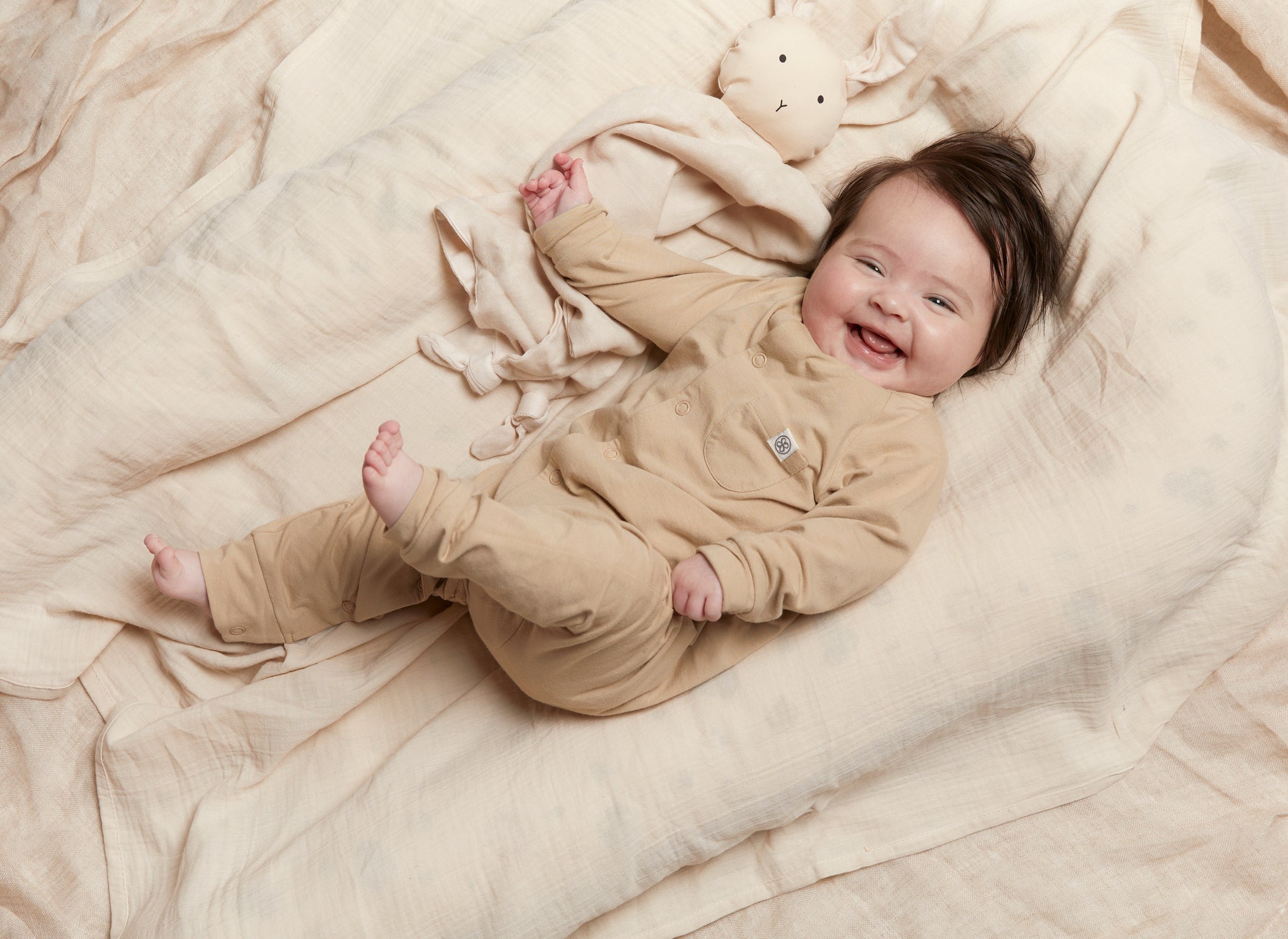 Cloby UV Playsuit UPF 50+ für Babys – aus weichem Bambus-Mix, für Strand, Spielplatz & Trage. Ohne Chemie, maschinenwaschbar. Größen 50–74. Jetzt entdecken!