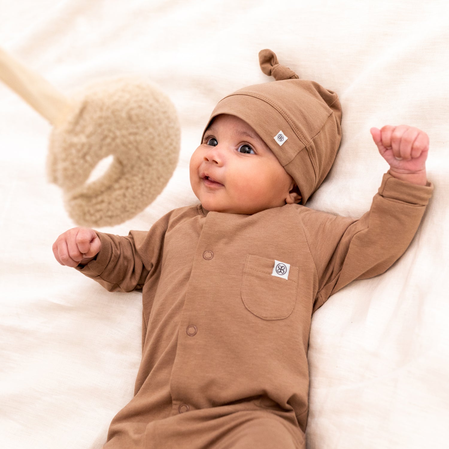 Cloby UV Playsuit UPF 50+ für Babys – aus weichem Bambus-Mix, für Strand, Spielplatz & Trage. Ohne Chemie, maschinenwaschbar. Größen 50–74. Jetzt entdecken!