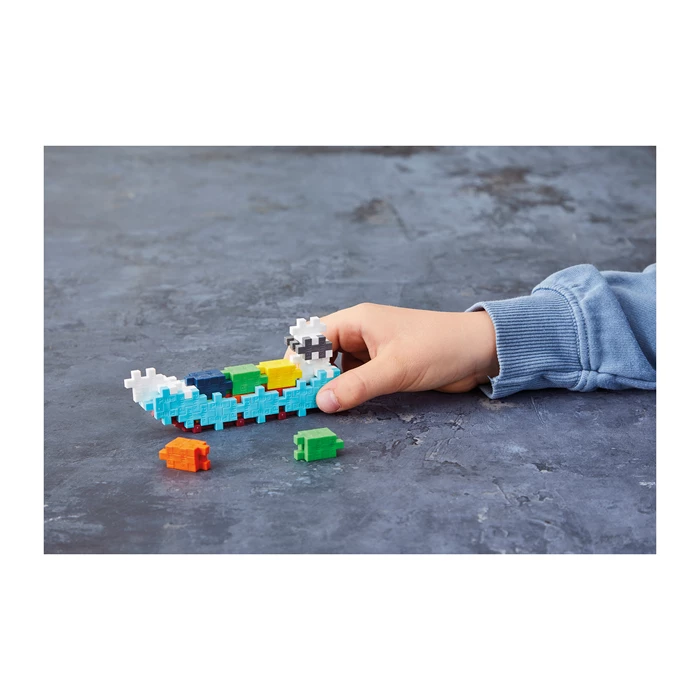 Leinen los für kleine Kapitäne! Das bunte Bauset inklusive Anleitung lässt Kinder ein tolles Frachtschiff bauen und fördert das räumliche Denken.