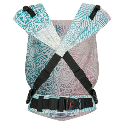 Schluss mit Stress beim Anlegen! Die Primeo Full-Buckle lässt sich bequem voreinstellen und wie ein Rucksack anziehen – perfekt für unruhige Babys.