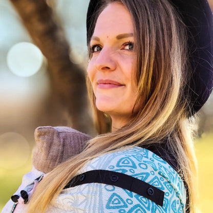 Schluss mit Stress beim Anlegen! Die Primeo Full-Buckle lässt sich bequem voreinstellen und wie ein Rucksack anziehen – perfekt für unruhige Babys.