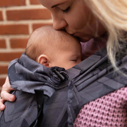 Schluss mit Stress beim Anlegen! Die Primeo Full-Buckle lässt sich bequem voreinstellen und wie ein Rucksack anziehen – perfekt für unruhige Babys.