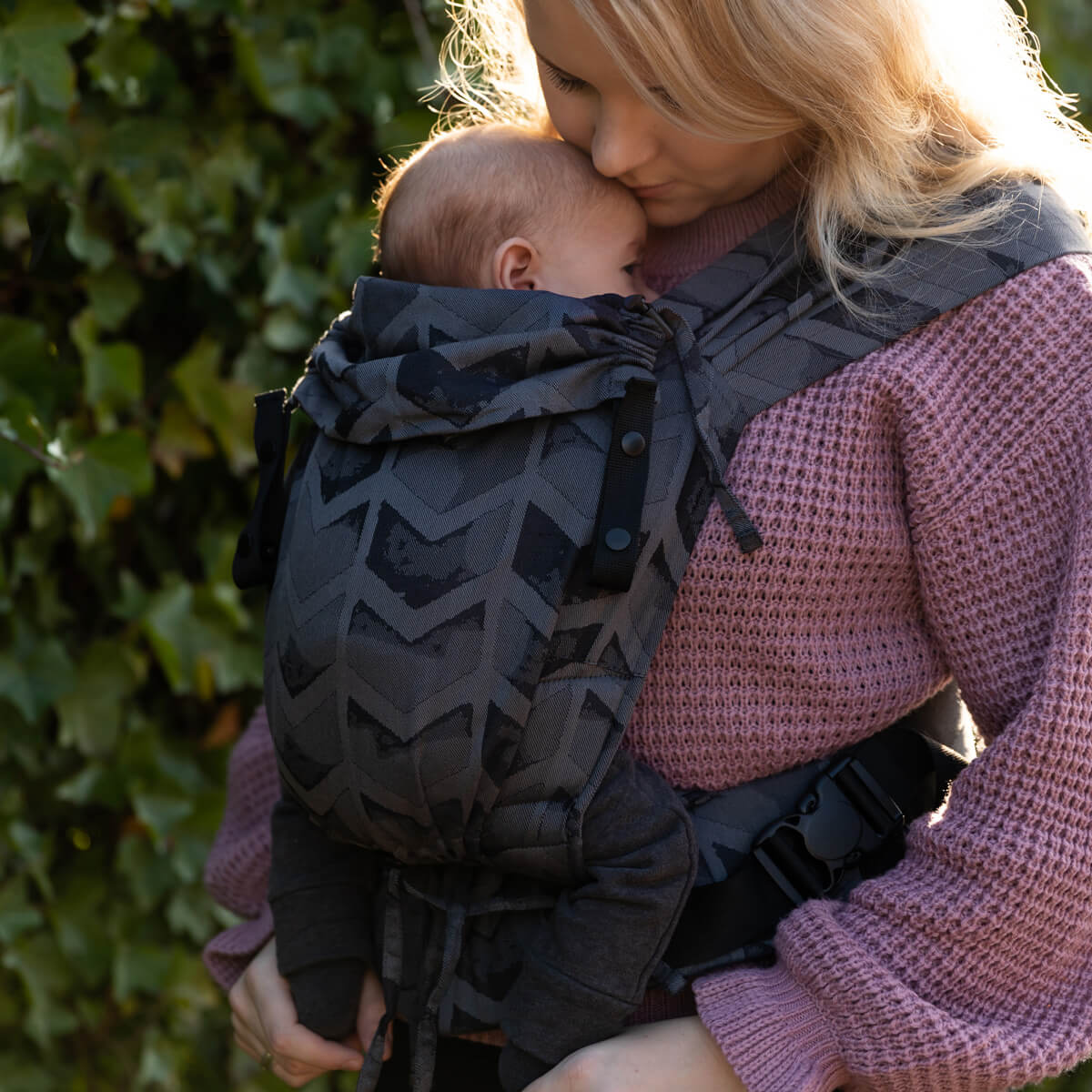 Schluss mit Stress beim Anlegen! Die Primeo Full-Buckle lässt sich bequem voreinstellen und wie ein Rucksack anziehen – perfekt für unruhige Babys.