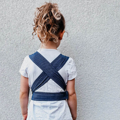 Tragen wie Mama und Papa! Die originalgetreue Puppentrage mit Klett-Bauchgurt ist kinderleicht anzulegen und ideal für Kuscheltiere und Puppen.