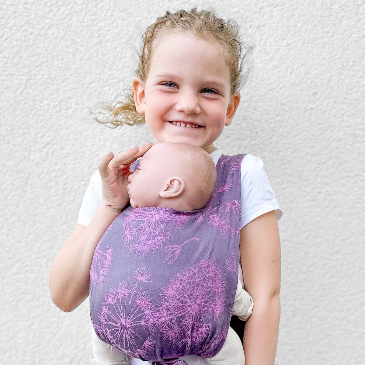 Tragen wie Mama und Papa! Die originalgetreue Puppentrage mit Klett-Bauchgurt ist kinderleicht anzulegen und ideal für Kuscheltiere und Puppen.