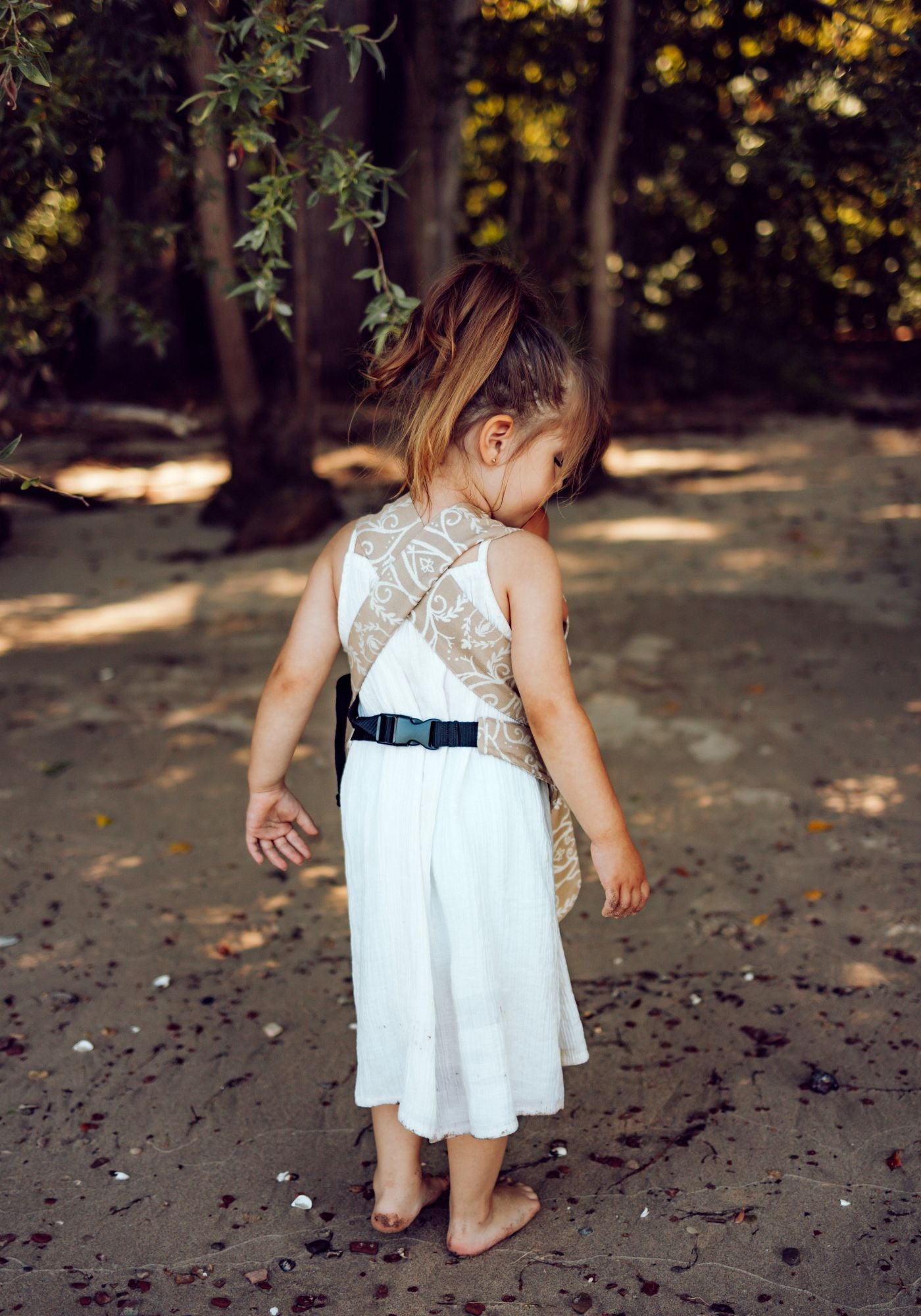 Perfekt für stolze Geschwisterkinder! Mit der ergonomischen Puppentrage aus Bio-Baumwolle sind Kuscheltier und Lieblingspuppe bei jedem Abenteuer hautnah dabei.