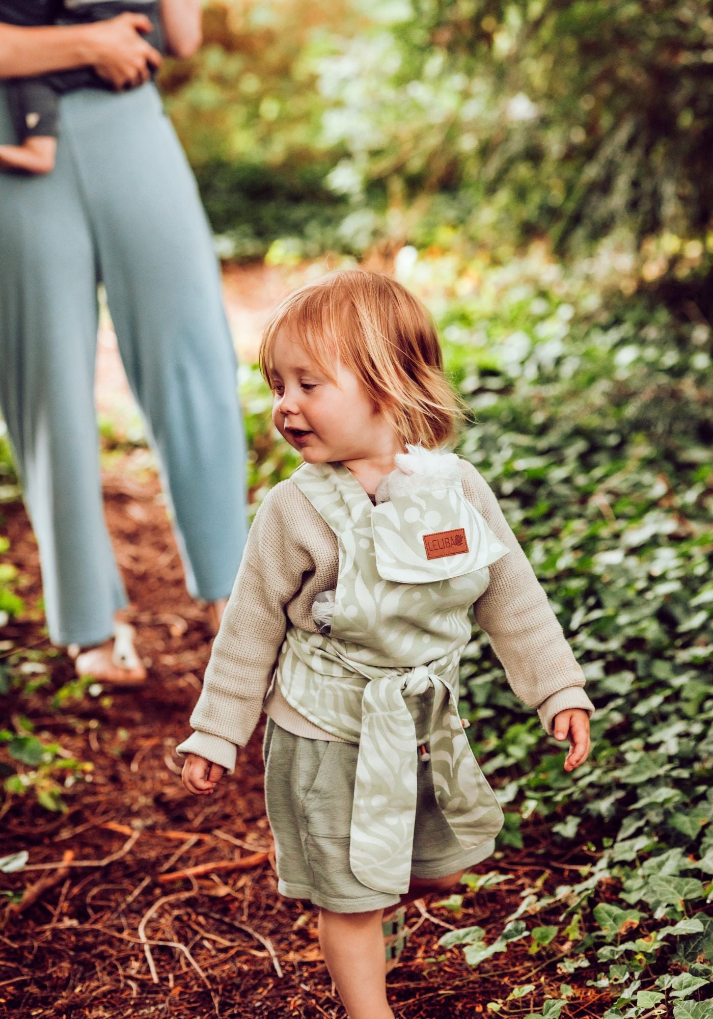 Perfekt für stolze Geschwisterkinder! Mit der ergonomischen Puppentrage aus Bio-Baumwolle sind Kuscheltier und Lieblingspuppe bei jedem Abenteuer hautnah dabei.