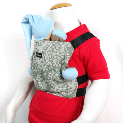 Früh übt sich! Mit der originalgetreuen Puppentrage aus echtem Tragetuchstoff können große Geschwister ihre Kuscheltiere und Puppen stolz umhertragen.