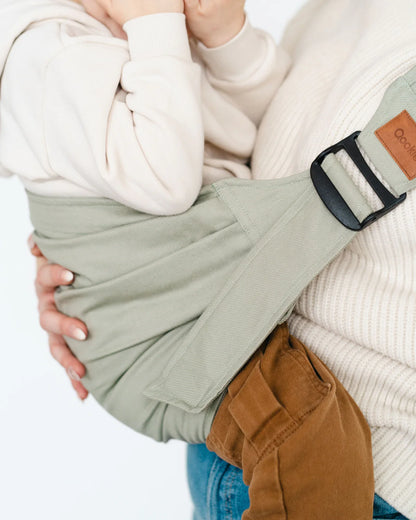 Der Retter für das Kleinkindalter! Die Qookie Go Hüftsitz-Trage entlastet deinen Rücken beim ständigen Auf und Ab deines Kindes. Passt in jede Handtasche!