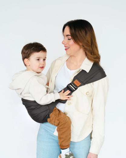 Der Retter für das Kleinkindalter! Die Qookie Go Hüftsitz-Trage entlastet deinen Rücken beim ständigen Auf und Ab deines Kindes. Passt in jede Handtasche!
