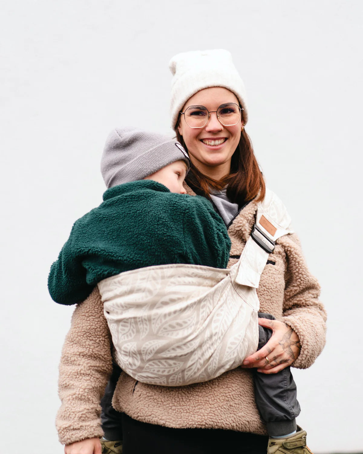 Der Retter für das Kleinkindalter! Die Qookie Go Hüftsitz-Trage entlastet deinen Rücken beim ständigen Auf und Ab deines Kindes. Passt in jede Handtasche!