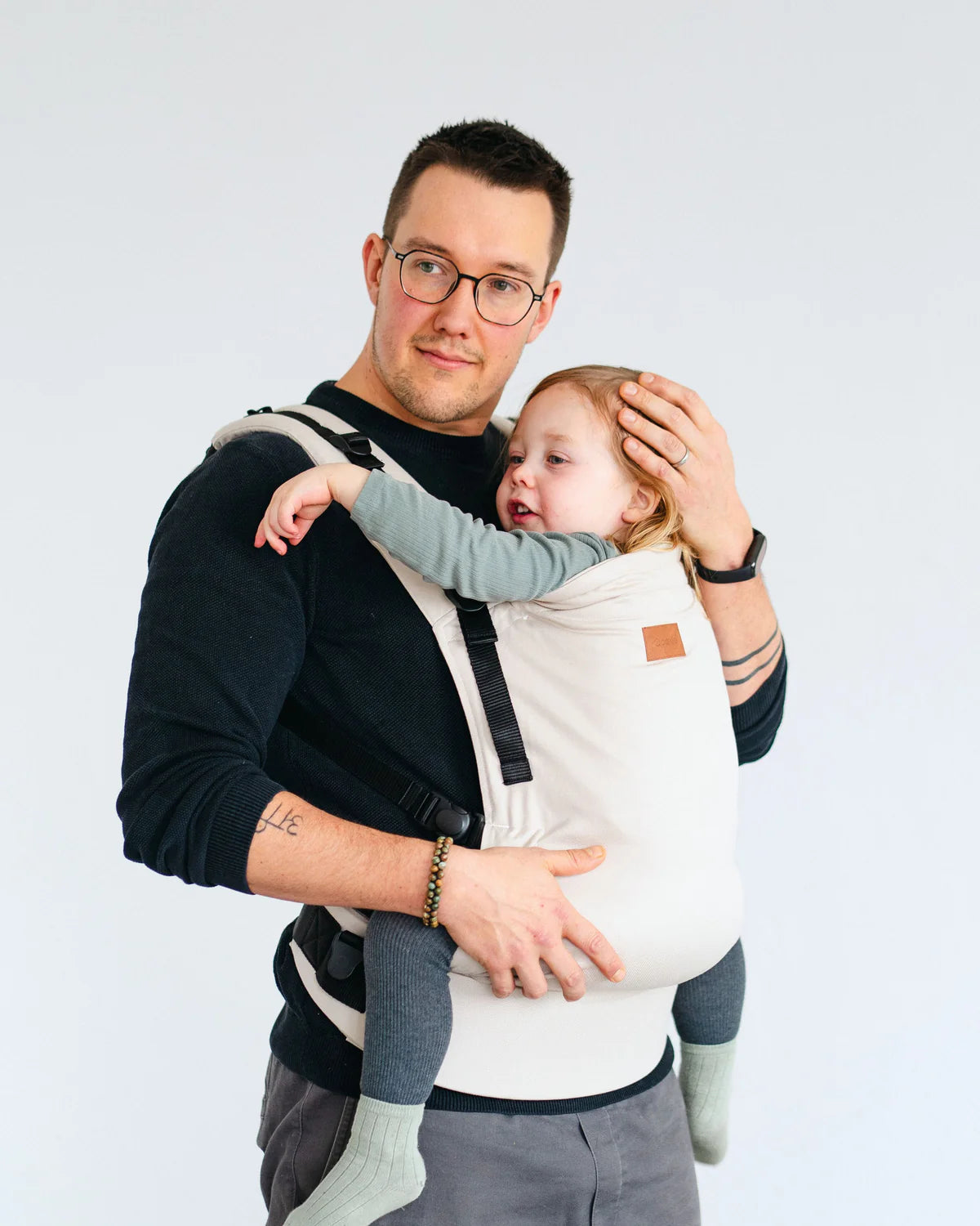 Für große Weltentdecker! Die robuste Qookie Ultimo Toddler Trage verteilt das Gewicht schwerer Kinder optimal. Genial: Patentierte Magnetverschlüsse für sekundenschnelles Anlegen.