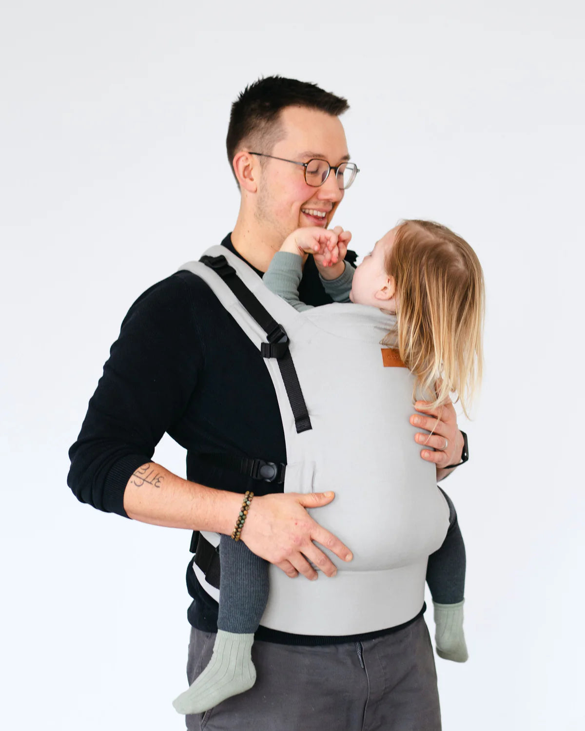Für große Weltentdecker! Die robuste Qookie Ultimo Toddler Trage verteilt das Gewicht schwerer Kinder optimal. Genial: Patentierte Magnetverschlüsse für sekundenschnelles Anlegen.