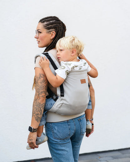 Für große Weltentdecker! Die robuste Qookie Ultimo Toddler Trage verteilt das Gewicht schwerer Kinder optimal. Genial: Patentierte Magnetverschlüsse für sekundenschnelles Anlegen.