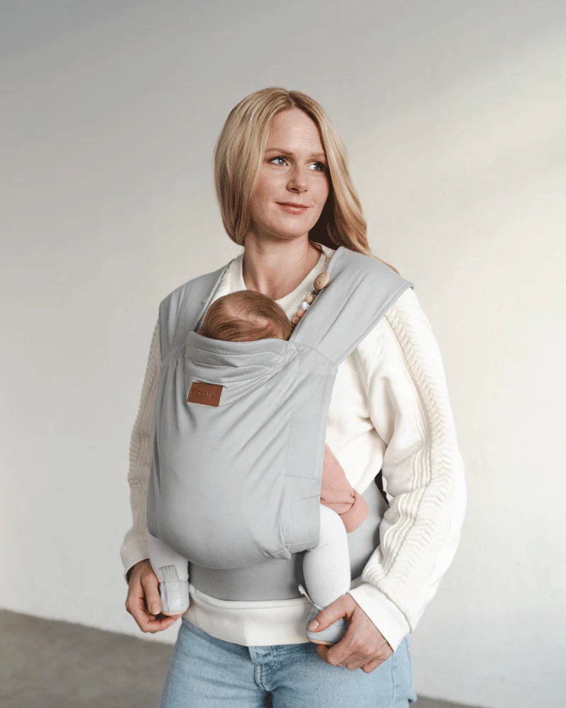 Schluss mit nervigem Schnallen-Gefummel! Die Qookie Vario Babytrage schließt dank Magnet-Technologie fast von selbst. Ultraleicht und ergonomisch ab Geburt.