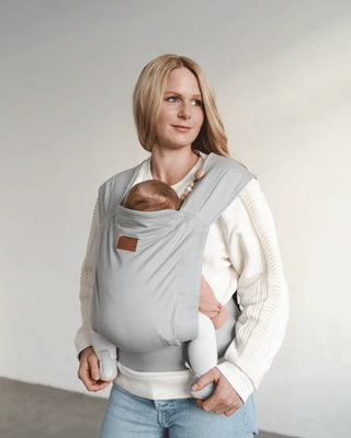 Schluss mit nervigem Schnallen-Gefummel! Die Qookie Vario Babytrage schließt dank Magnet-Technologie fast von selbst. Ultraleicht und ergonomisch ab Geburt.