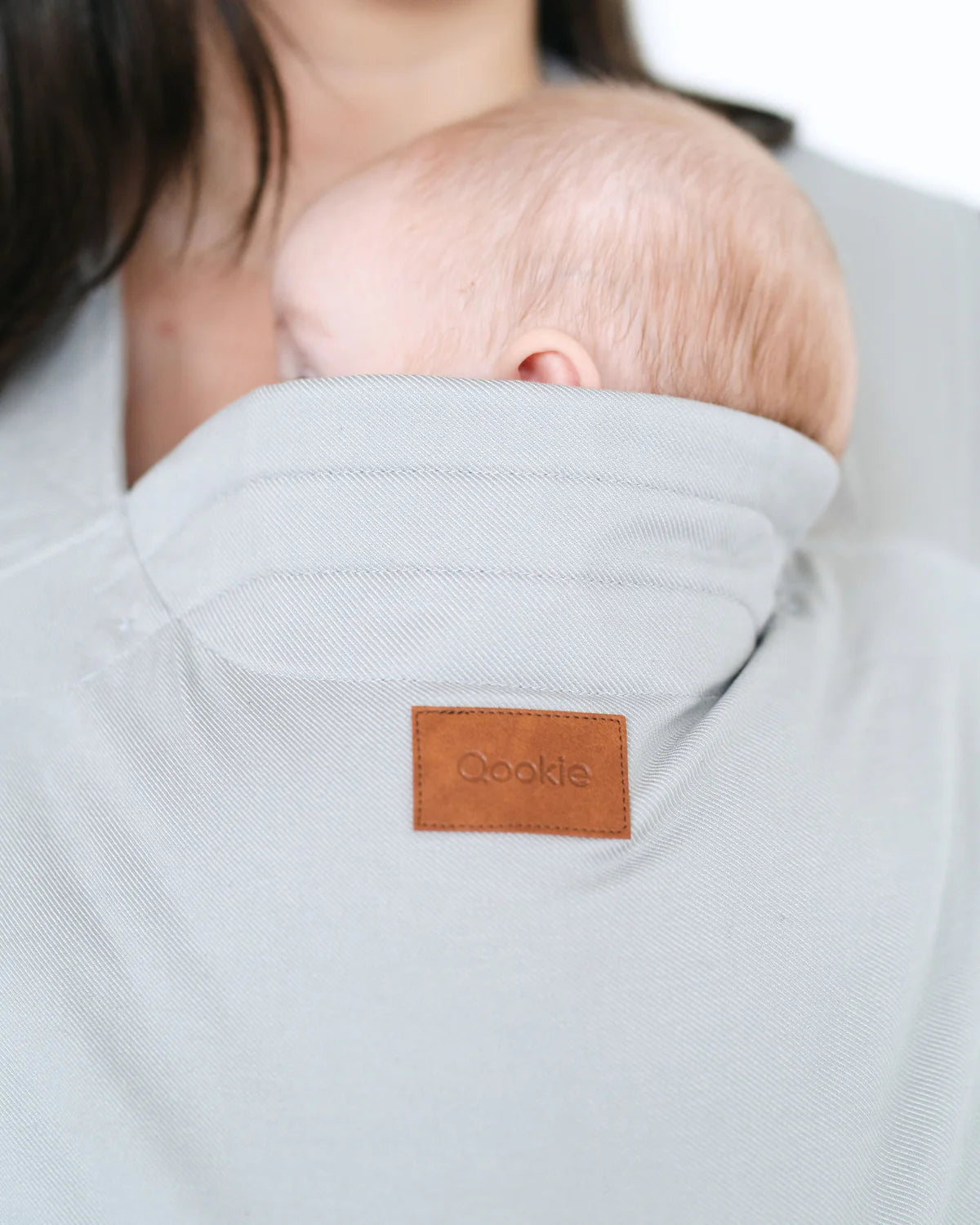 Schluss mit nervigem Schnallen-Gefummel! Die Qookie Vario Babytrage schließt dank Magnet-Technologie fast von selbst. Ultraleicht und ergonomisch ab Geburt.