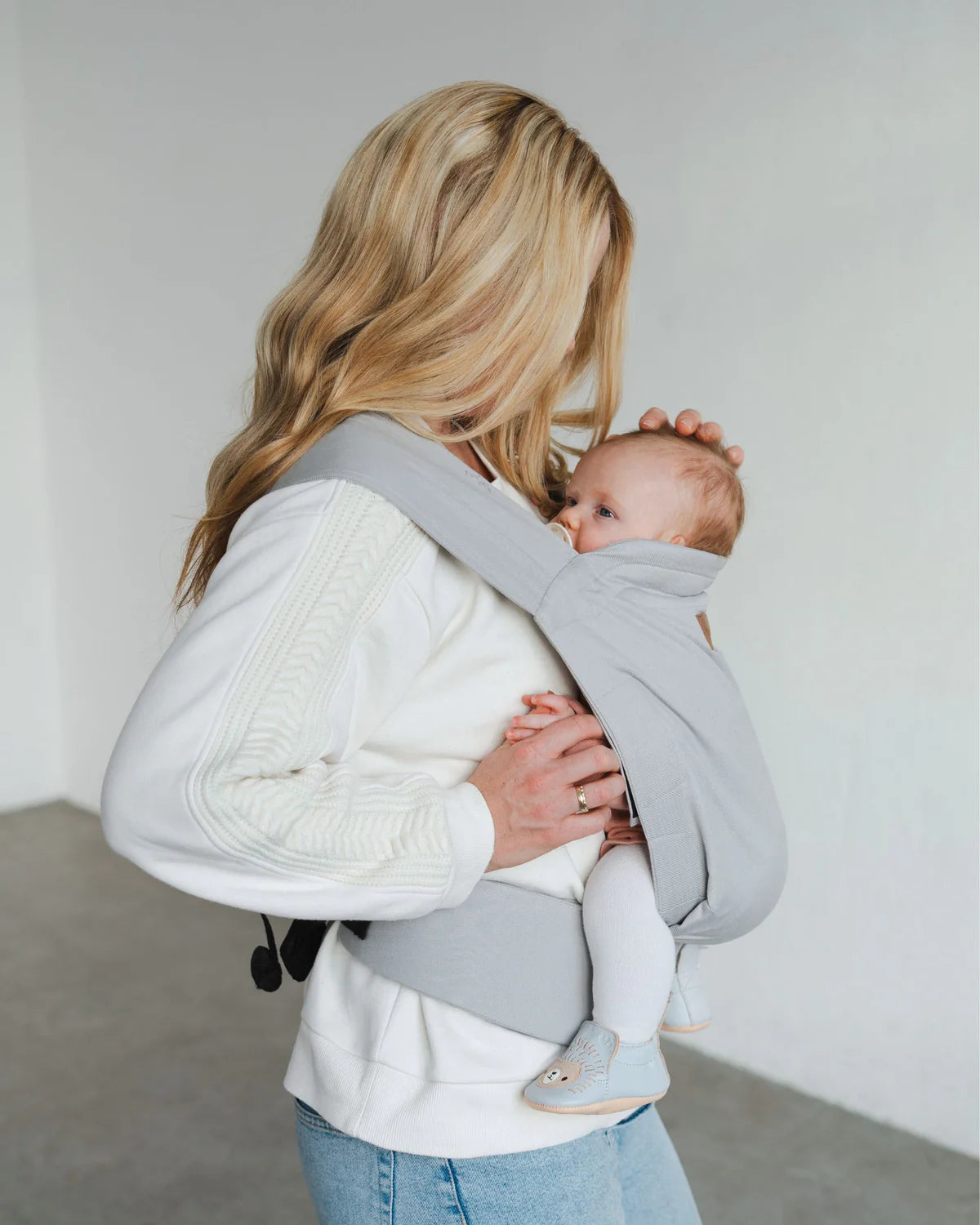 Schluss mit nervigem Schnallen-Gefummel! Die Qookie Vario Babytrage schließt dank Magnet-Technologie fast von selbst. Ultraleicht und ergonomisch ab Geburt.