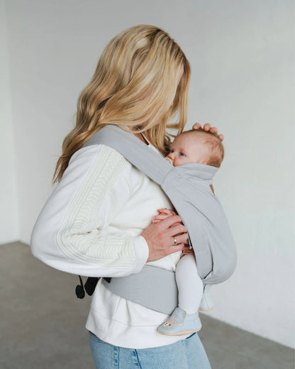 Schluss mit nervigem Schnallen-Gefummel! Die Qookie Vario Babytrage schließt dank Magnet-Technologie fast von selbst. Ultraleicht und ergonomisch ab Geburt.