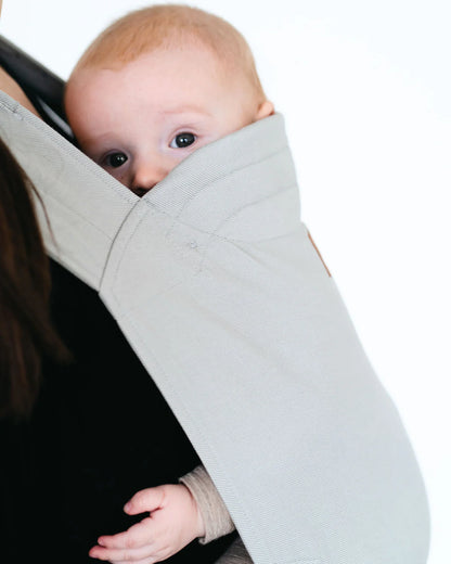 Schluss mit nervigem Schnallen-Gefummel! Die Qookie Vario Babytrage schließt dank Magnet-Technologie fast von selbst. Ultraleicht und ergonomisch ab Geburt.