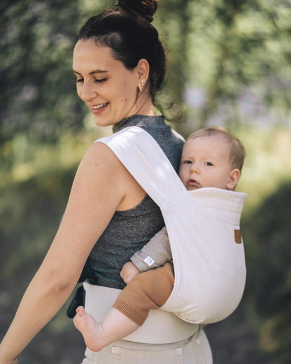 Schluss mit nervigem Schnallen-Gefummel! Die Qookie Vario Babytrage schließt dank Magnet-Technologie fast von selbst. Ultraleicht und ergonomisch ab Geburt.
