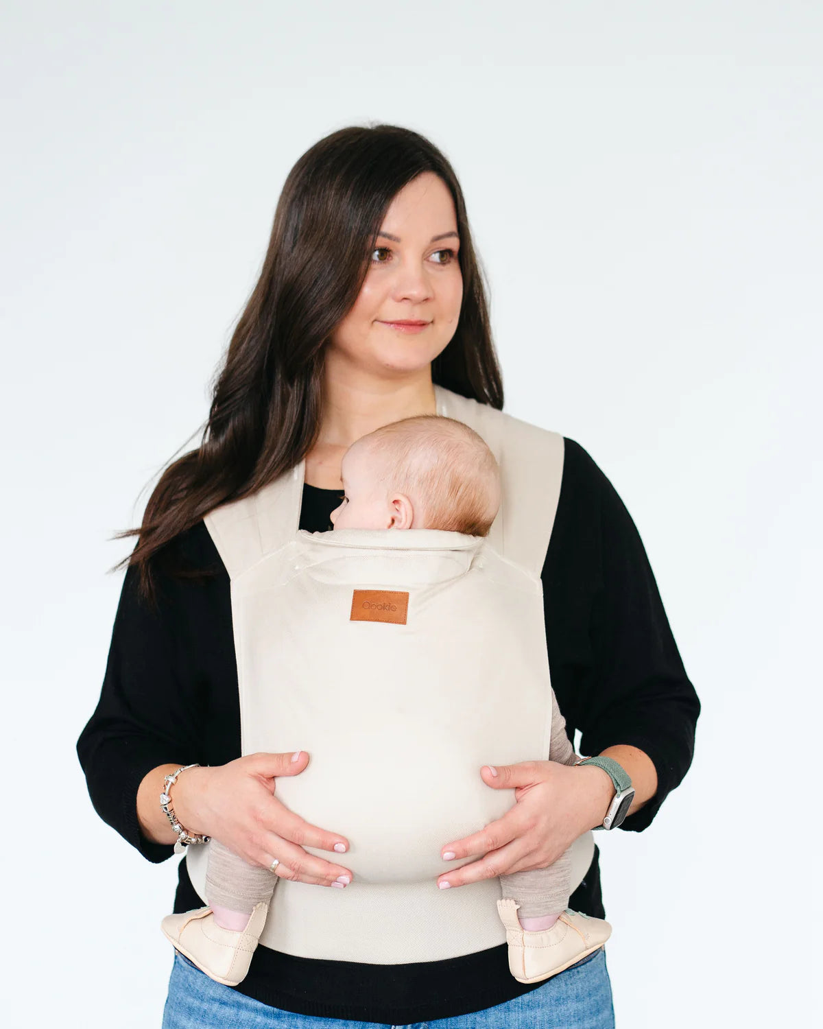 Schluss mit nervigem Schnallen-Gefummel! Die Qookie Vario Babytrage schließt dank Magnet-Technologie fast von selbst. Ultraleicht und ergonomisch ab Geburt.