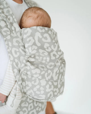 Qookie Vario Babytrage in Grau mit Leomuster: Baby schläft in der Trage, Nahaufnahme