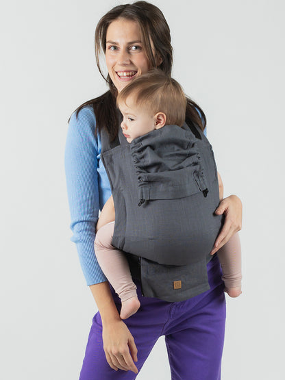 Die Revolution der Einfachheit! Passe Stegbreite und Rückenhöhe mit nur einem Handgriff perfekt an dein Baby an. Schneller geht Tragen nicht.